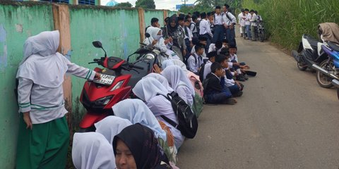 Potret Menyedihkan Ratusan Siswa Al-Washliyah Belajar di Pinggir Jalan karena Sekolahnya Disegel Pemkab Deli Serdang