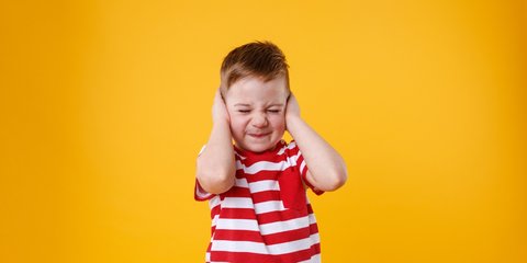 6 Cara Ampuh Mengatasi Infeksi Telinga Anak di Rumah