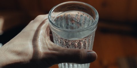 Amankah Minum Es Saat Suhu Dingin? Syarat Aman & Efeknya Bagi Kesehatan