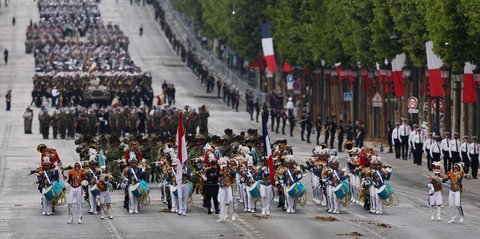 Gagahnya Prajurit TNI-Polri jadi Pembuka Bastille Day Nyanyikan 'Maju Tak Gentar', Prabowo Beri Hormat
