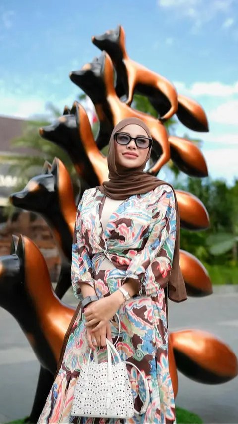 Gaya Terbaru Aurel Hermansyah saat Nongkrong di Kafe Bali, Manis dengan Dress Flowy & Tas Putih