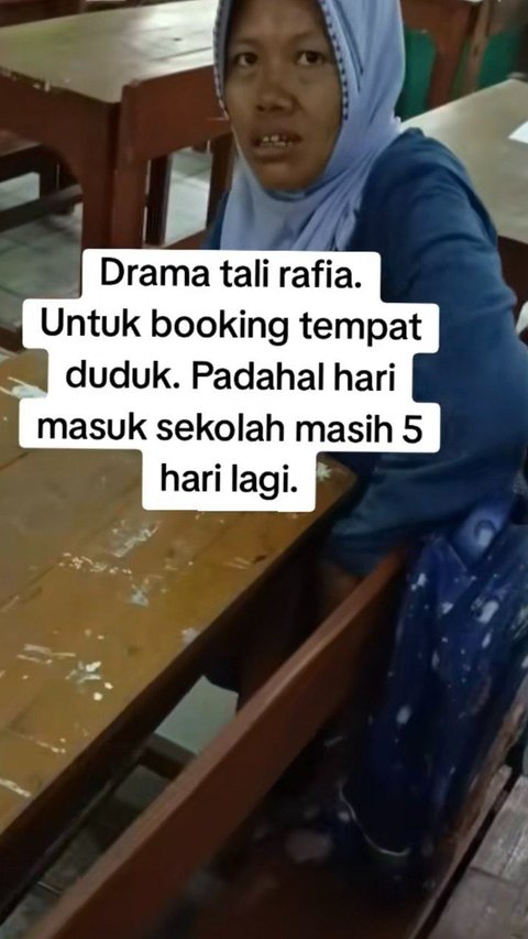 Demi Anak Dapat Barisan Depan di Kelas, Emak-emak Totalitas 'Booking' Kursi Pakai Rafia