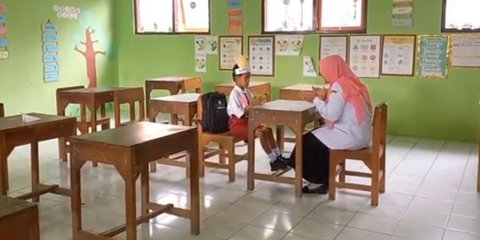 Sunyi tanpa Riuh, Anak Ini Sendirian jadi Murid Baru SD di Kendalrejo Jatim