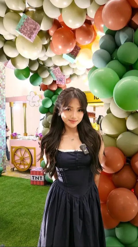 Detail Dress Hitam Fuji An di Pesta Ultah Gala Sky, Feminin Maksimal Bak Barbie