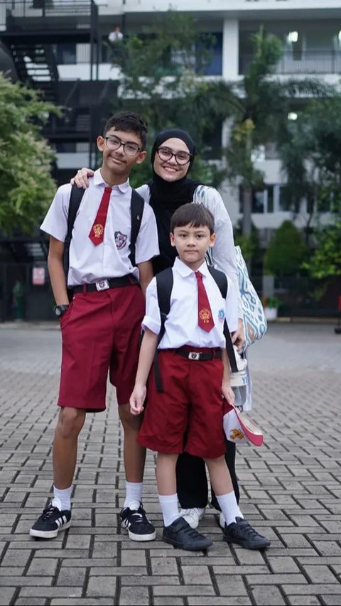 Outfit Kasual dan Nyaman Zee Zee Shahab Ketika Antar Anak Sekolah di Hari Pertama Ajaran Baru