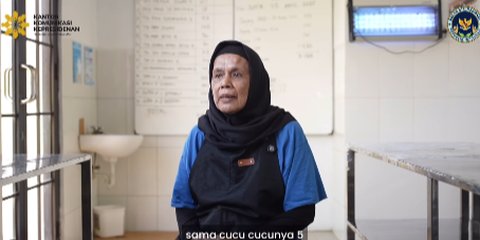 Tak Kuat Menahan Air Mata, Cerita Wanita Paruh Baya Bekerja di SPPG Sebagai Juru Masak