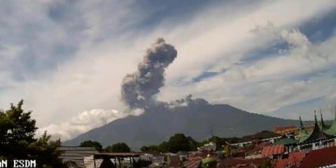 Penampakan Kolom Abu Gunung Marapi Pascaerupsi, Warga Dilarang Aktivitas Radius 3 km dari Pusat Kawah