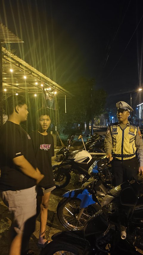 <p>Aksi balap liar masih menjadi tren anak muda di Kabupaten Tuban dan sudah mencapai level meresahkan warga. (Liputan6.com/ Ahmad Adirin)</p>