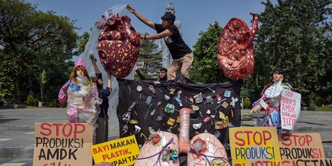 FOTO: Instalasi Jantung Rusak di Surabaya Serukan Bahaya Mikroplastik Bagi Manusia