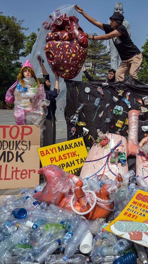 FOTO: Instalasi Jantung Rusak di Surabaya Serukan Bahaya Mikroplastik Bagi Manusia