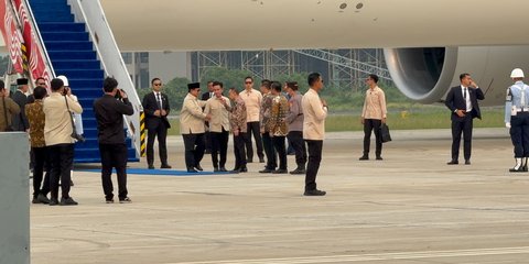Momen Prabowo Tiba di Indonesia Usai 2 Minggu ke Luar Negeri, Pegang Punggung Gibran