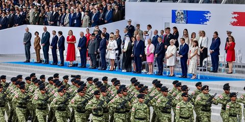 VIDEO: iPhone Merah Didit Anak Prabowo Disorot, Rekam TNI di Bastille Day Bawa 'Maju Tak Gentar'