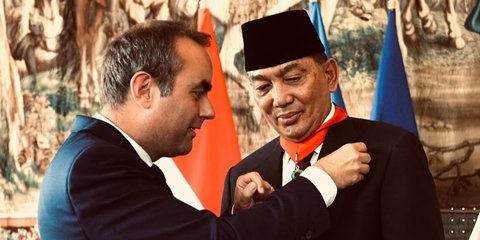 VIDEO: Menhan Sjafrie Sahabat Prabowo Terima Tanda Jasa Kehormatan Prancis, TNI Memukau Bastille Day