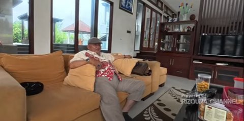 Punya Bisnis WC Umum Sejak Muda, Miliarder ini Kini Tinggal Duduk Manis di Kampung Nikmati Masa Tua