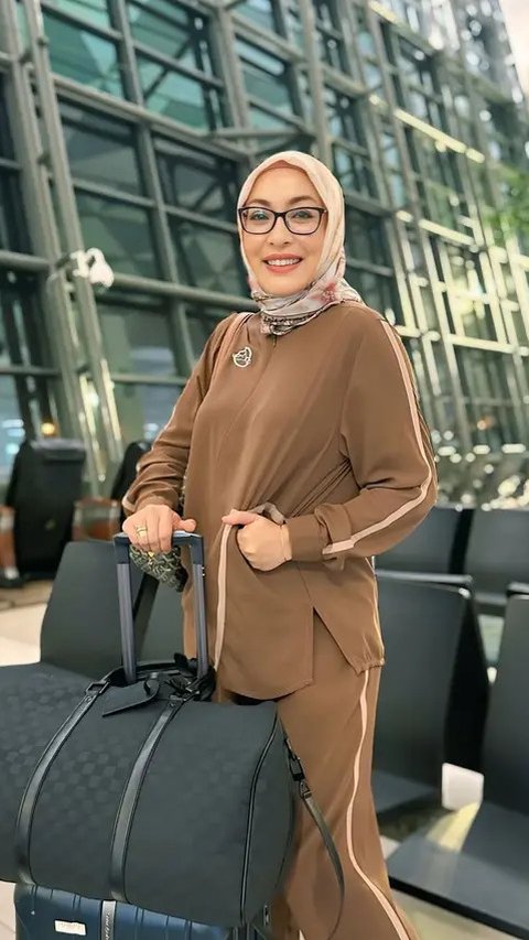 5 Inspirasi Outfit Bandara ala Angelina Sondakh, Tampil Feminin dan Profesional