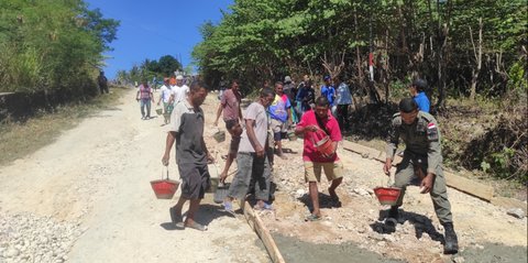 Bosan Lihat Jalan Rusak, Warga Kupang Bersatu Perbaiki
