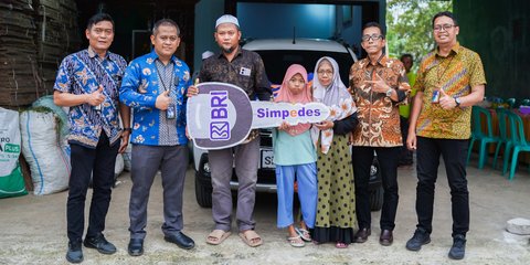 BRI Kudus Serahkan Mobil Suzuki XL7 Zeta untuk Pemenang Panen Hadiah Simpedes Periode II