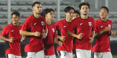 FOTO: Momen Timnas Indonesia U-23 Latihan Jelang Hadapi Filipina di Piala AFF, Dipantau Langsung Alex Pastoor!