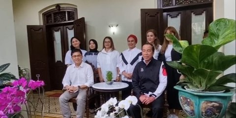 Senyum Jokowi Kenakan Jaket PSI Berlogo Gajah Berkepala Merah