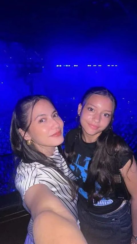 FOTO: Momen Seru Pevita Pearce dan Adik Nonton Konser Billie Eilish di London, Gaya Berpakaian Jadi Sorotan