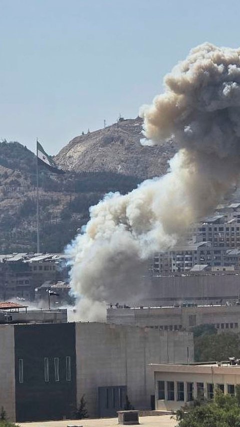 VIDEO: Rekaman Live Jurnalis! Detik-Detik Rudal Israel Hancurkan Gedung Dekat Istana Presiden Suriah