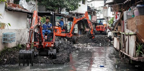 FOTO: Antisipasi Banjir, Lumpur Kali Krukut di Tanah Abang Dikeruk