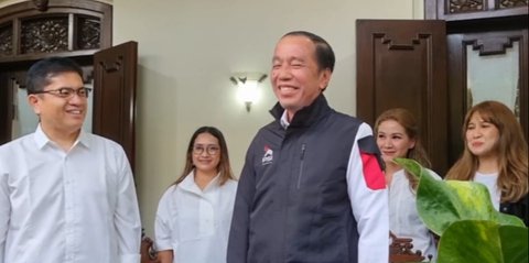 Semringah Jokowi Pakai Jaket PSI Berlogo Gajah: Keren Banget