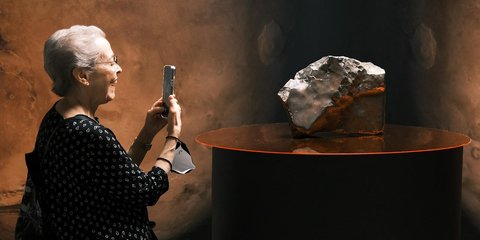 FOTO: Penampakan Batu Dari Planet Mart Mars yang Terjual Rp107 Miliar