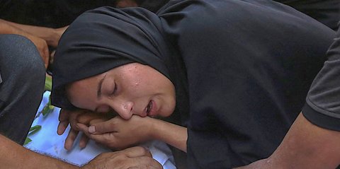 FOTO: Ratapan Pilu di Gaza, Serangan Israel Dekat Pusat Bantuan Tewaskan Puluhan Warga Palestina