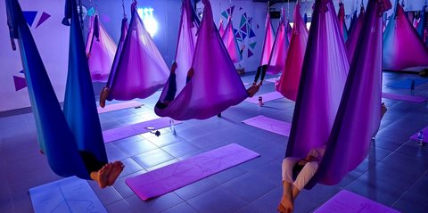 FOTO: Melayang Bebas di Ujung Kain, Tren Aerial Yoga Kian Digemari Kaum Perempuan Banda Aceh
