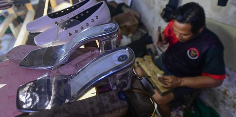 FOTO: Permintaan Lesu, Industri Rumahan Sepatu Terpukul, Omzet Anjlok 70 Persen
