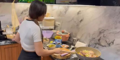 Potret Dapur Happy Asmara Bergaya Modern dengan Granit Nuansa Abu-abu, Sentuhan Kayu Hadirkan Kesan Homey