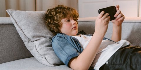7 Cara Mengatasi Kecanduan Ponsel pada Anak: Batasi Waktu Hingga Cari Bantuan Profesional
