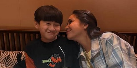 Potret Rafathar Malu-malu Dicium Nagita Slavina, Ekspresi Si Aa Justru Bikin Gemas - Disebut Sayang tapi Gengsi