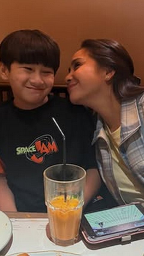 Potret Rafathar Malu-malu Dicium Nagita Slavina, Ekspresi Si Aa Justru Bikin Gemas - Disebut Sayang tapi Gengsi