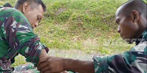 Sambil Pijat Menunggu Hujan Reda, Prajurit TNI AD Ini Mendengar Nasihat dari Senior 'Ingat Orangtua'