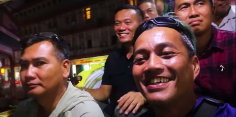Momen Bahagia Letjen Kunto Arief Naik Odong-odong Keliling Singkawang Kalbar Malam Hari