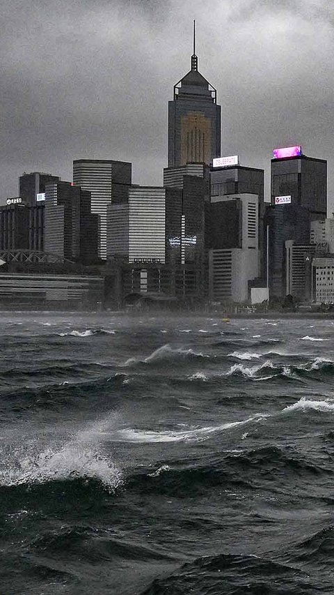 FOTO: Topan Wipha Lumpuhkan Hong Kong, Peringatan Tertinggi Diberlakukan
