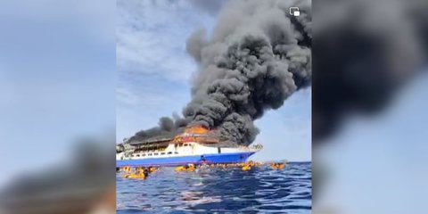 KM Barcelona 5 Terbakar di Sulut, Asap Hitam Membubung dan Banyak Penumpang Terapung