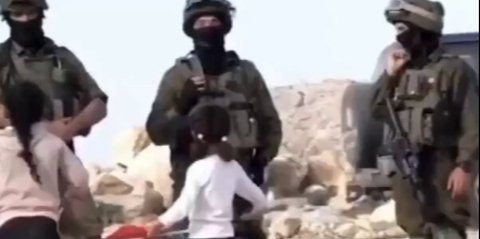Momen Tiga Tentara Israel Dibuat Tak Berkutik di Depan Dua Bocil Palestina, Aksinya Jadi Sorotan