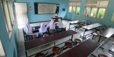FOTO: Satu Kelas Hanya Empat Murid, Potret Sepinya SMA Swasta di Depok