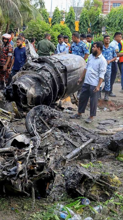 FOTO: Pesawat Latih AU Bangladeh  Jatuh di Sekolah, 25 Tewas