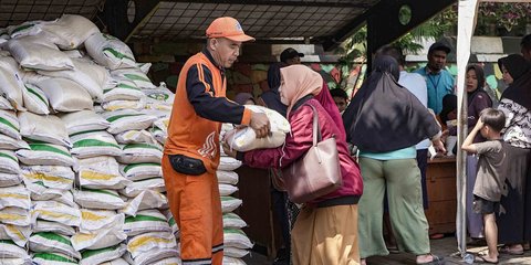 FOTO: 20 Kg Beras untuk Warga Rentan, Pemerintah Gulirkan Bansos Pangan