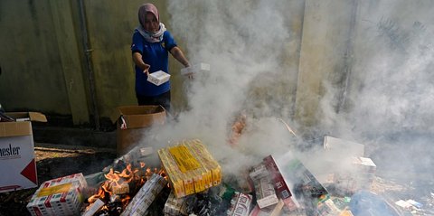 FOTO: Bea Cukai Musnahkan 248 Ribu Batang Rokok Ilegal di Aceh