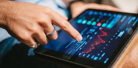 Beda Trading Aktif dan Pasif, Lengkap dengan Keuntungan dan Risikonya