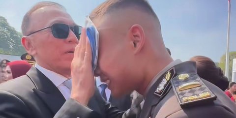 Peluk Cium Jenderal Polisi Dijuluki Iwan Bule ke Anak Lulus Akpol Dilantik Presiden