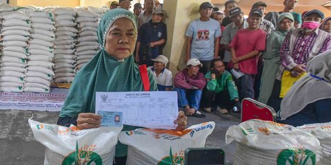 FOTO: Bantuan Beras 20 Kg Dibagikan Serentak di Depok, Warga Antusias