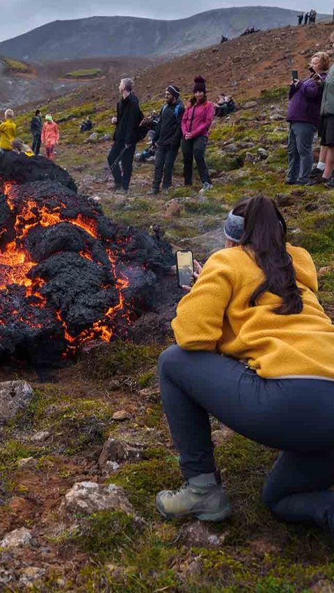 FOTO: Daya Tarik Mematikan, Wisatawan Berbondong Datangi Lokasi Letusan di Islandia