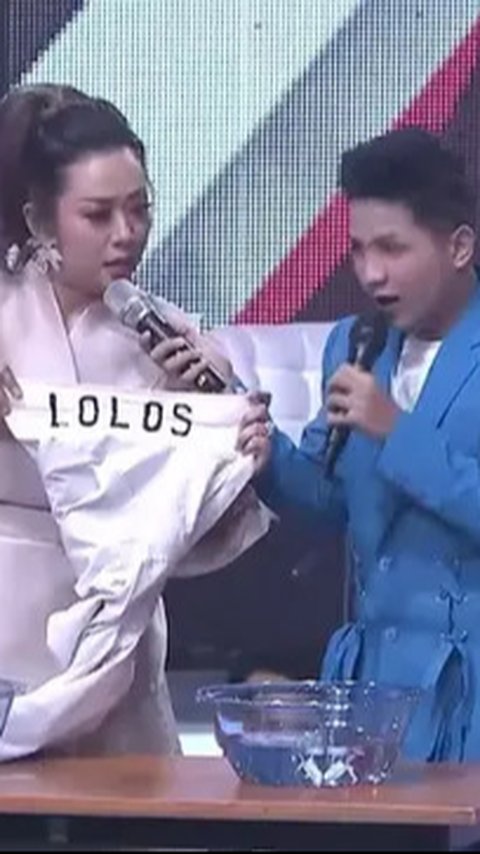 Bikin Kaget Satu Studio, Aksi Kocak Soimah dan Jirayut Cuci Baju di Panggung D'Academy 7