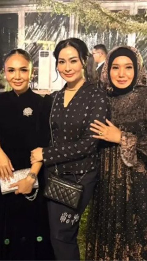 Model Kebaya Hitam ala Iis Dahlia di Resepsi Putri Ikke Nurjanah, Elegan Bersahaja Bisa Jadi Inspirasi Outfit